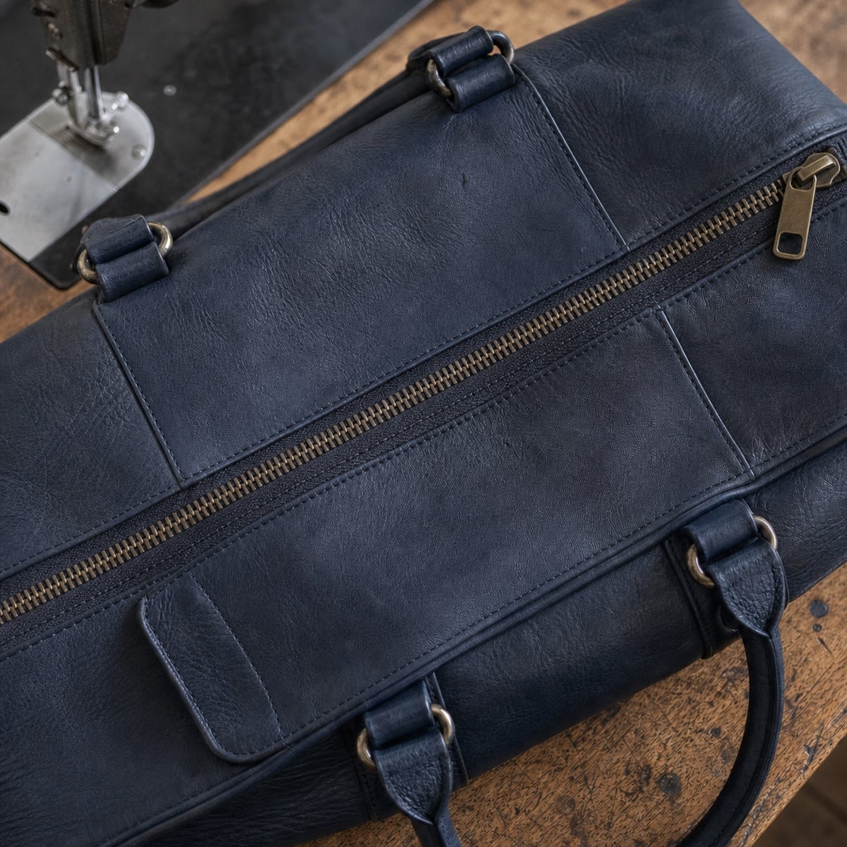 Ledertasche mit erneuertem Reißverschluss nach der Reparatur (KI-generierte Illustration)